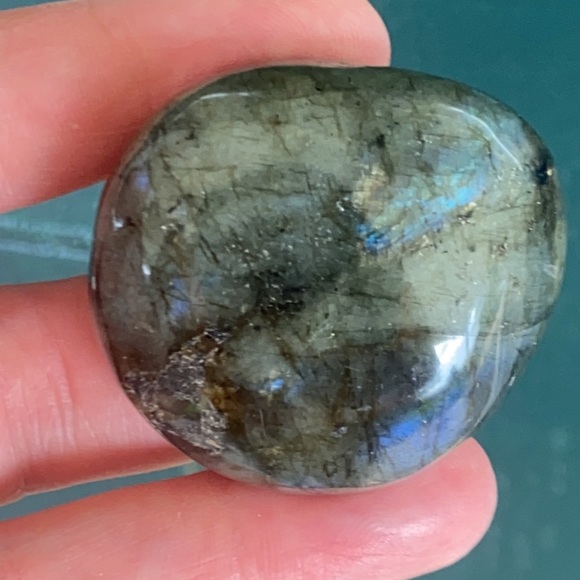 Labradorite palm stone. Lots of color! - Picture 7 of 8